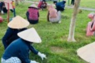 TRƯỜNG MẦM NON NAM GIANG RA QUÂN LAO ĐỘNG VỆ SINH.