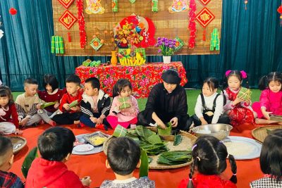 Bé trải nghiệm gói bánh chưng
